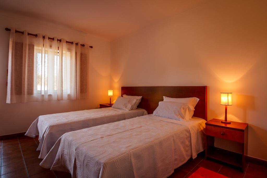 Maison d'hôtes O Monte Da Estrada à Zambujeira do Mar Chambre photo